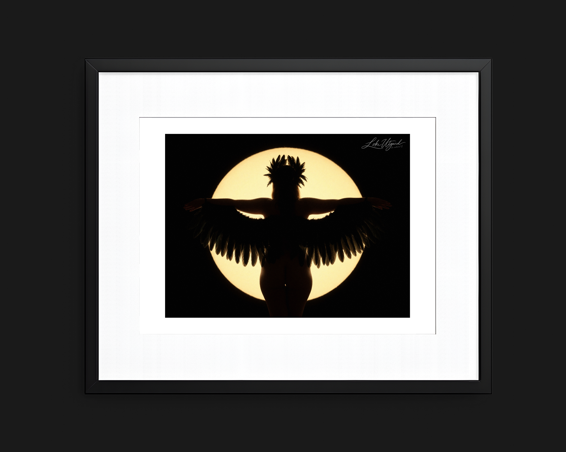 Samlerudgave med titlen Icarus, der viser en silhuet med vinger mod en stor lysende sol