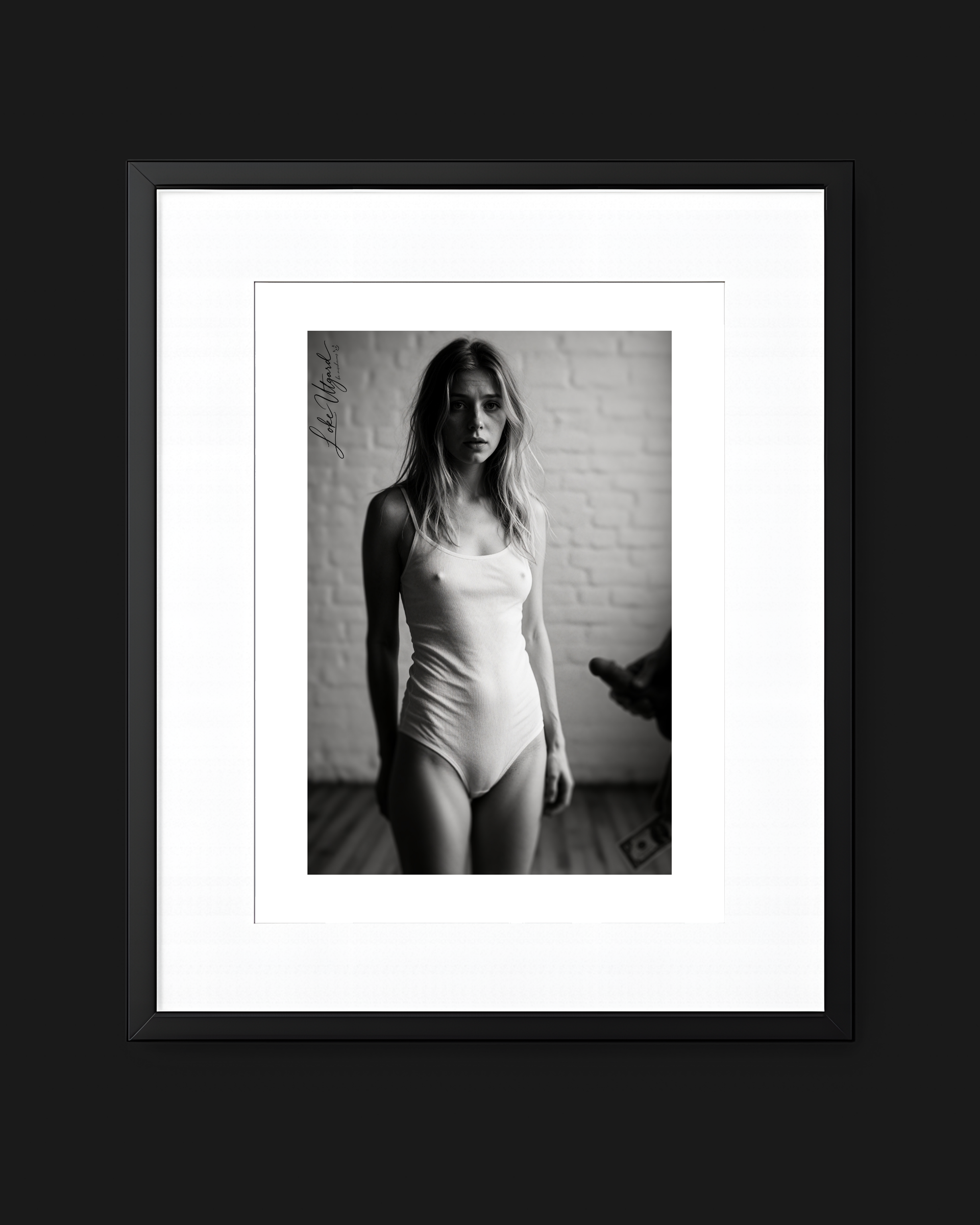 Ung kvinde i en hvid bodystocking mod en lys væg, mens en mands hånd med penge kommer ind i forgrunden i The Offer af Loke Utgard